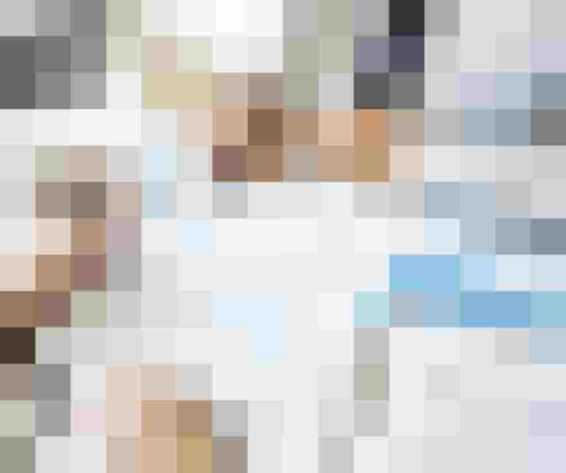 Zwei Personen analysieren Finanz- und Verwaltungsunterlagen – Symbol für die kaufmännische Verwaltung in der Hausverwaltung