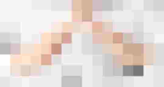 Symbolbild für die Sicherheit von Immobilien – Hände bilden ein schützendes Dach über einem Hausmodell️