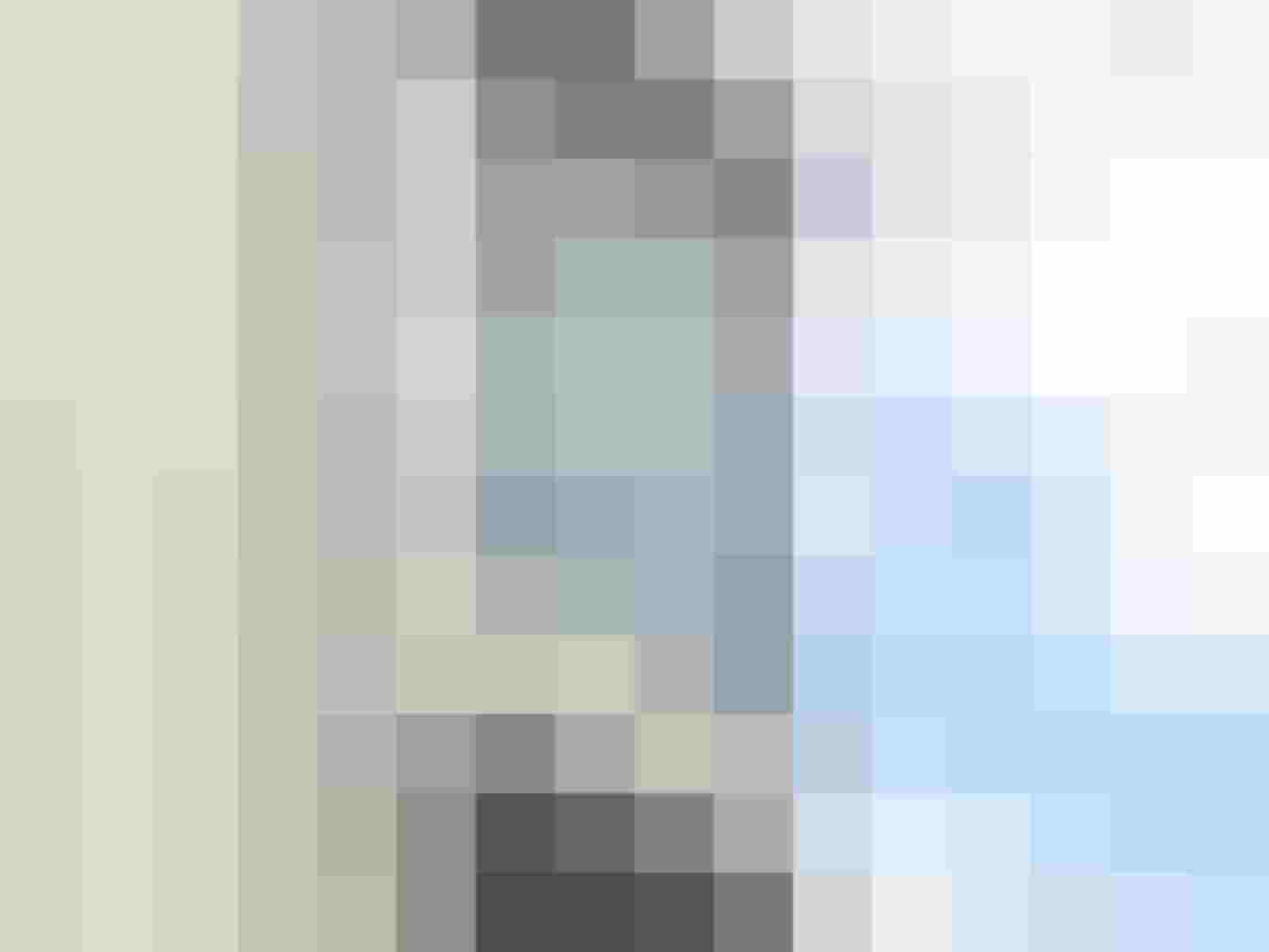 unscharfes modernes Gebäude mit Glasfassade